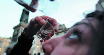 2016.06.17 Bressanone – School out – Festeggiamenti dell’ultimo giorno di scuola. Tanti si divertono pacificamente, ma troppi eccedono con alcol e danni a pubblico e privato.