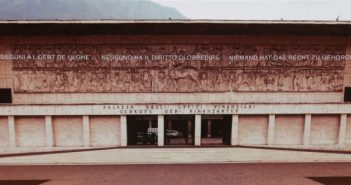2017.11.05 Alto Adige – Depotenziamento bassorilievo del Duce a cavallo – Nessuno ha il diritto di obbedire, ma neppure quello di cancellare la storia.