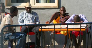 2018.06.15 Bolzano, ex Gorio – Immediata espulsione per gli otto richiedenti asilo che si sono macchiati del “sequestro” degli operatori.